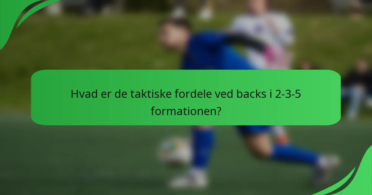 Hvad er de taktiske fordele ved backs i 2-3-5 formationen?